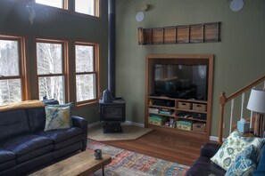 Smart TV, DVD player, table tennis, books