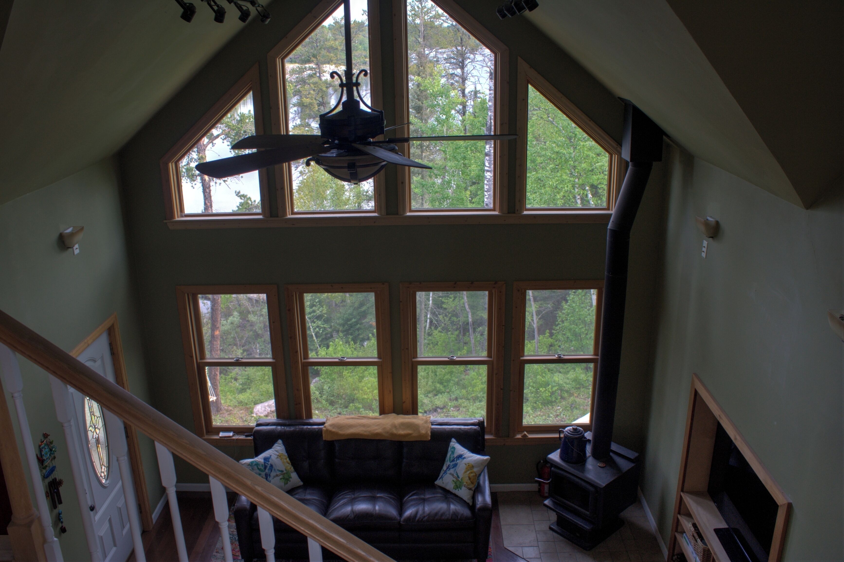 Smart TV, DVD player, table tennis, books