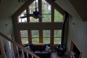 Smart TV, reproductor de DVD, tenis de mesa y libros 