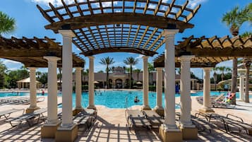 Een buitenzwembad, een verwarmd zwembad