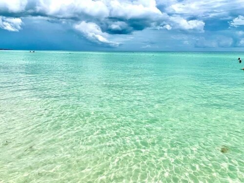 🏝 LOCAL LANDMARK.         The BLUE HOUSE on PINE 🐬Casa Caliente🐬