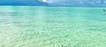 🏝 LOCAL LANDMARK.         The BLUE HOUSE on PINE 🐬Casa Caliente🐬