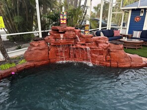 Property grounds - 🏝 LOCAL LANDMARK.         The BLUE HOUSE on PINE 🐬Casa Caliente🐬 (Anna Maria)