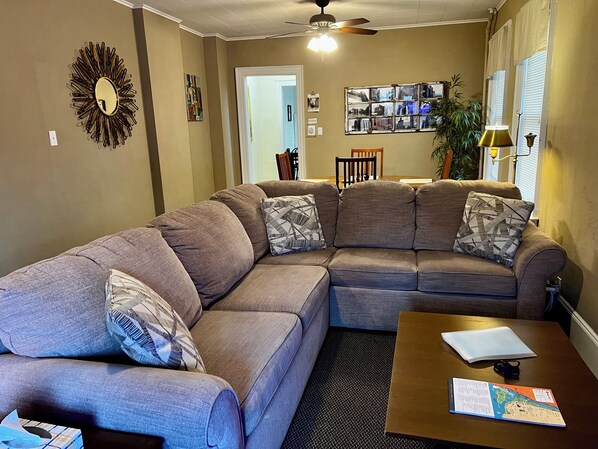 Smart TV, DVD player, books, video library - 10 Minute Walk To Niagara Falls (Niagara Falls)