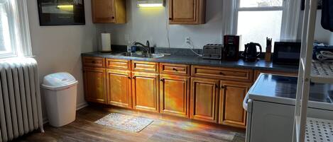 Jääkaappi, mikroaaltouuni, uuni, liesi