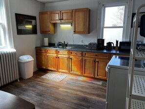 Fridge, microwave, oven, stovetop - 10 Minute Walk To Niagara Falls (Niagara Falls)