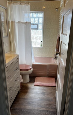 Combined shower/tub, hair dryer, towels, soap - 10 Minute Walk To Niagara Falls (Niagara Falls)