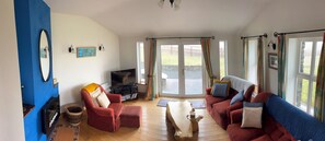 Smart TV, fireplace, video games, DVD player - Beautiful Sea Views on the West Coast of Ireland, along the Wild Atlantic Way. (Doolin, Lisdoonvarna)