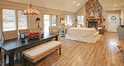 3 BR Luxury Family Retreat-Walk To Beach, Fireplace, Grill, Game Rm, Fire Pit