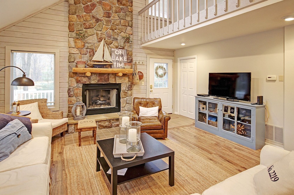 Luxury Family Retreat-Walk To Beach, Fire Pit, Grill, Game Room