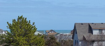 5 Bedroom / 3 Bath - Easy walk to Ocean. Awesome views from upper deck