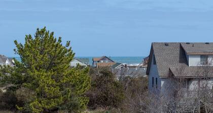5 Bedroom / 3 Bath - Easy walk to Ocean. Awesome views from upper deck