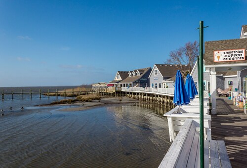 5 Bedroom / 3 Bath - Easy walk to Ocean. Awesome views from upper deck
