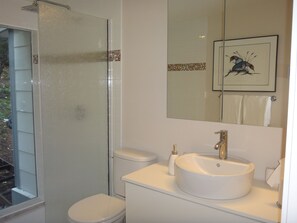 Shower, hair dryer, towels, soap - The Escape - Private Luxury House in the Trees - Swim Spa. Pet Friendly! (Cobble Hill)
