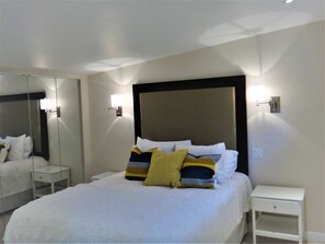 1 bedroom, desk, iron/ironing board, free WiFi - The Escape - Private Luxury House in the Trees - Swim Spa. Pet Friendly! (Cobble Hill)