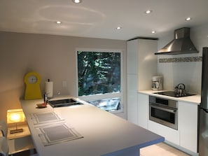 Geladeira, micro-ondas, fogão, cooktop