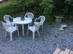 Outdoor dining - The Escape - Private Luxury House in the Trees - Swim Spa. Pet Friendly! (Cobble Hill)