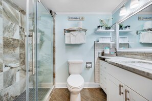 ヘアドライヤー、タオル、トイレットペーパー