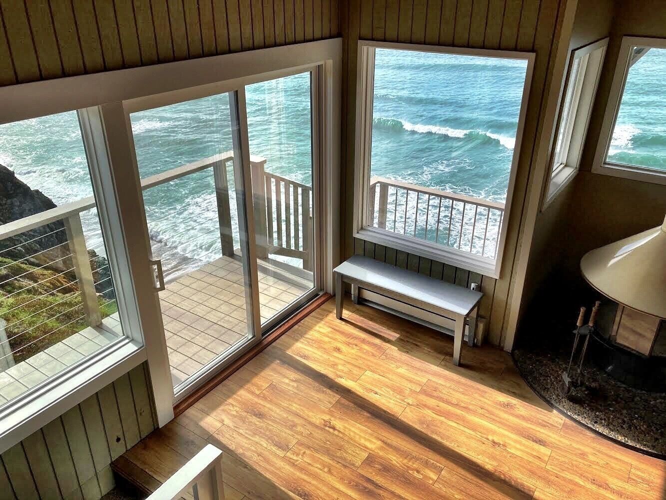 Absolute Oceanfront on Bluff w/ Crashing Surf - Vacation/Work Remote/EV Charger