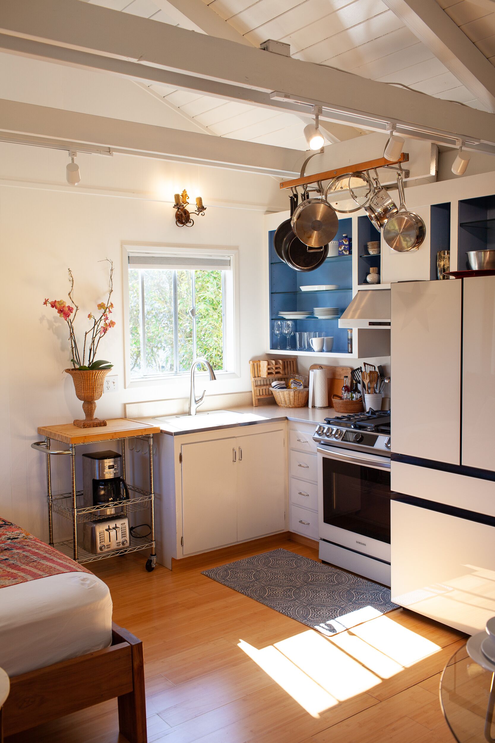 2nd Floor Private Garden Apartment with Easy Downtown Proximity