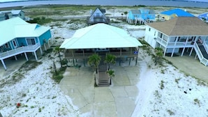 A beachfront property with multiple houses, a central building with a large roof, and a view of the ocean. - 🌴Buckeye🌴Steps to Sand | Sleeps 8 w/ Gulf Views + Outdoor Shower (Navarre)