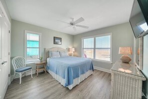 4 bedrooms, desk, iron/ironing board, free WiFi