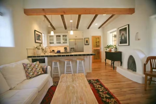 Televisie, een open haard, Netflix en een dvd-speler