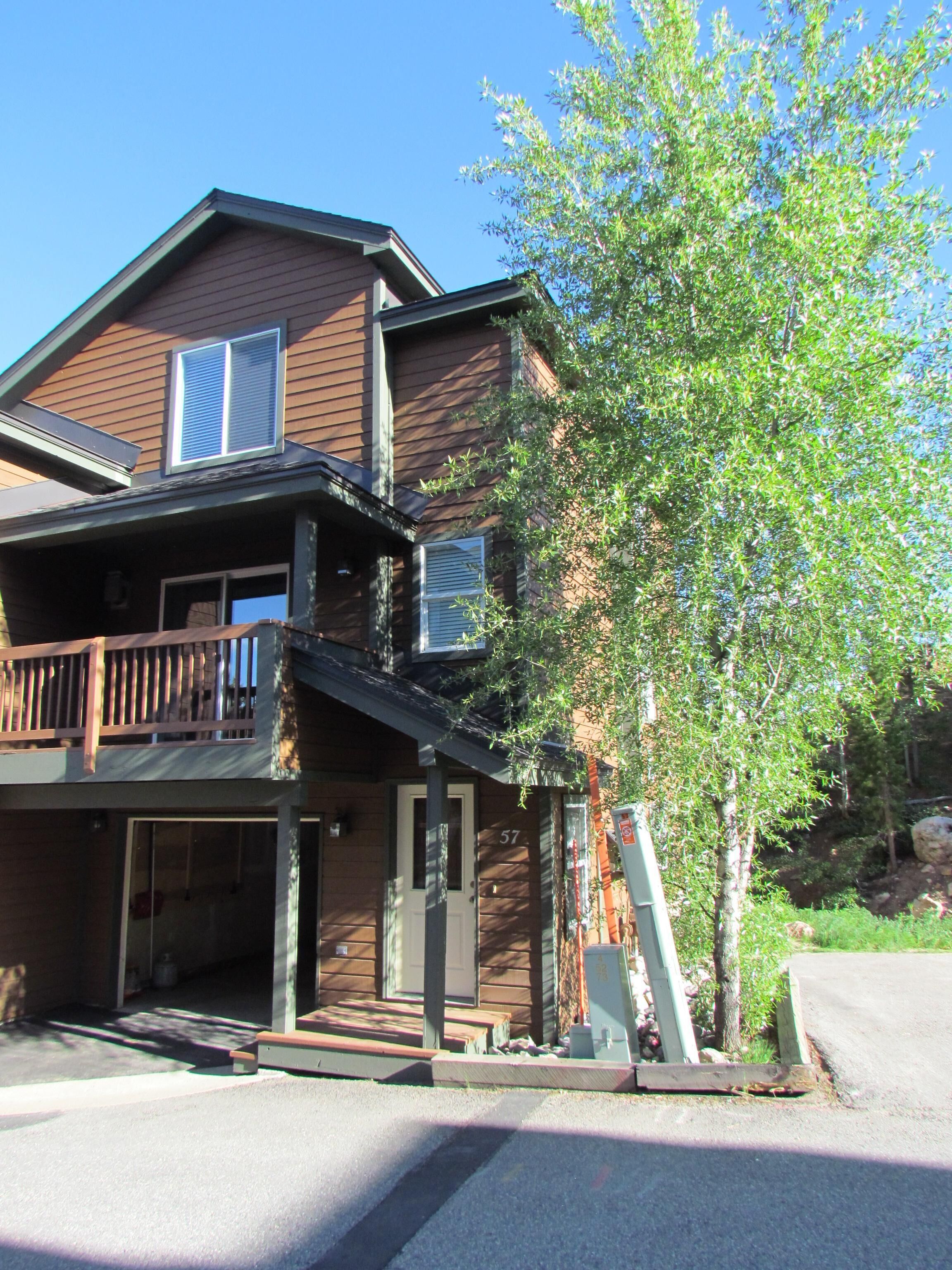 Stunning Townhome with mountain views, Ideal all season location