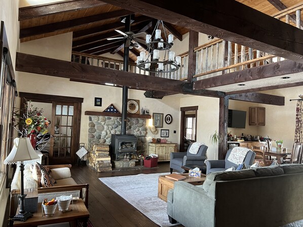 Téléviseur, foyer, lecteur de DVD, livres