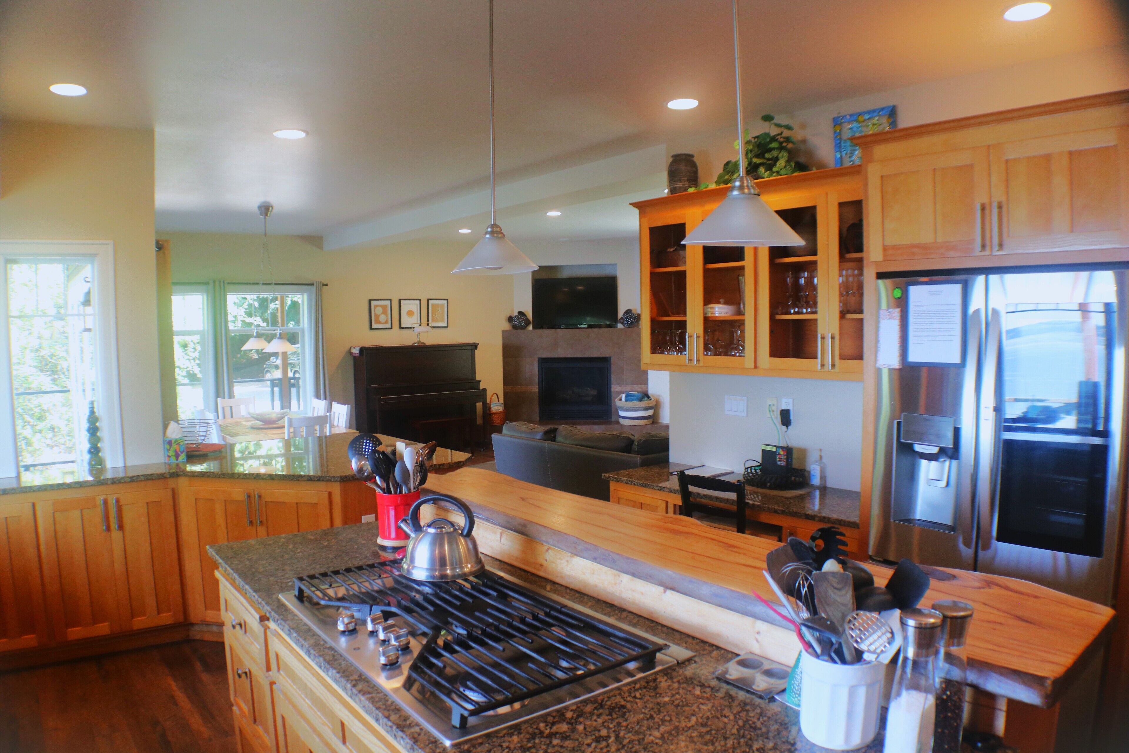 Eagle/whale watch in large Puget Sound waterfront home - large groups welcome!