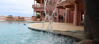 NEW LUXURY VILLA/AMZING OCEAN VIEW / PRIVT KITCHEN/BATHR/LIVING RM/POOL/JACUZZI