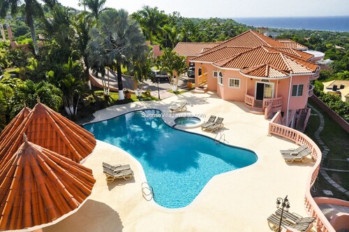 NEW LUXURY VILLA/AMZING OCEAN VIEW / PRIVT KITCHEN/BATHR/LIVING RM/POOL/JACUZZI