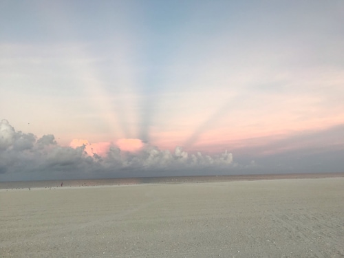 Beautiful Beach Cottage near to all the great restaurants!