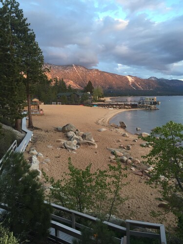 Private neighborhood beach, gated community. 3 miles from casinos -8ppl
