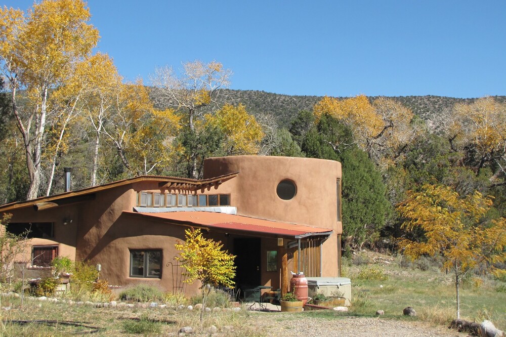 Casa Ambrosia: Unique Adobe Home with Mountain Views in a Beautiful River Valley