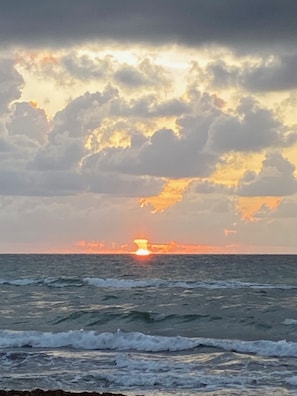 Na praia, espreguiçadeiras, toalhas de praia