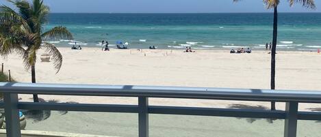 Rannalla, aurinkotuoleja, rantapyyhkeitä