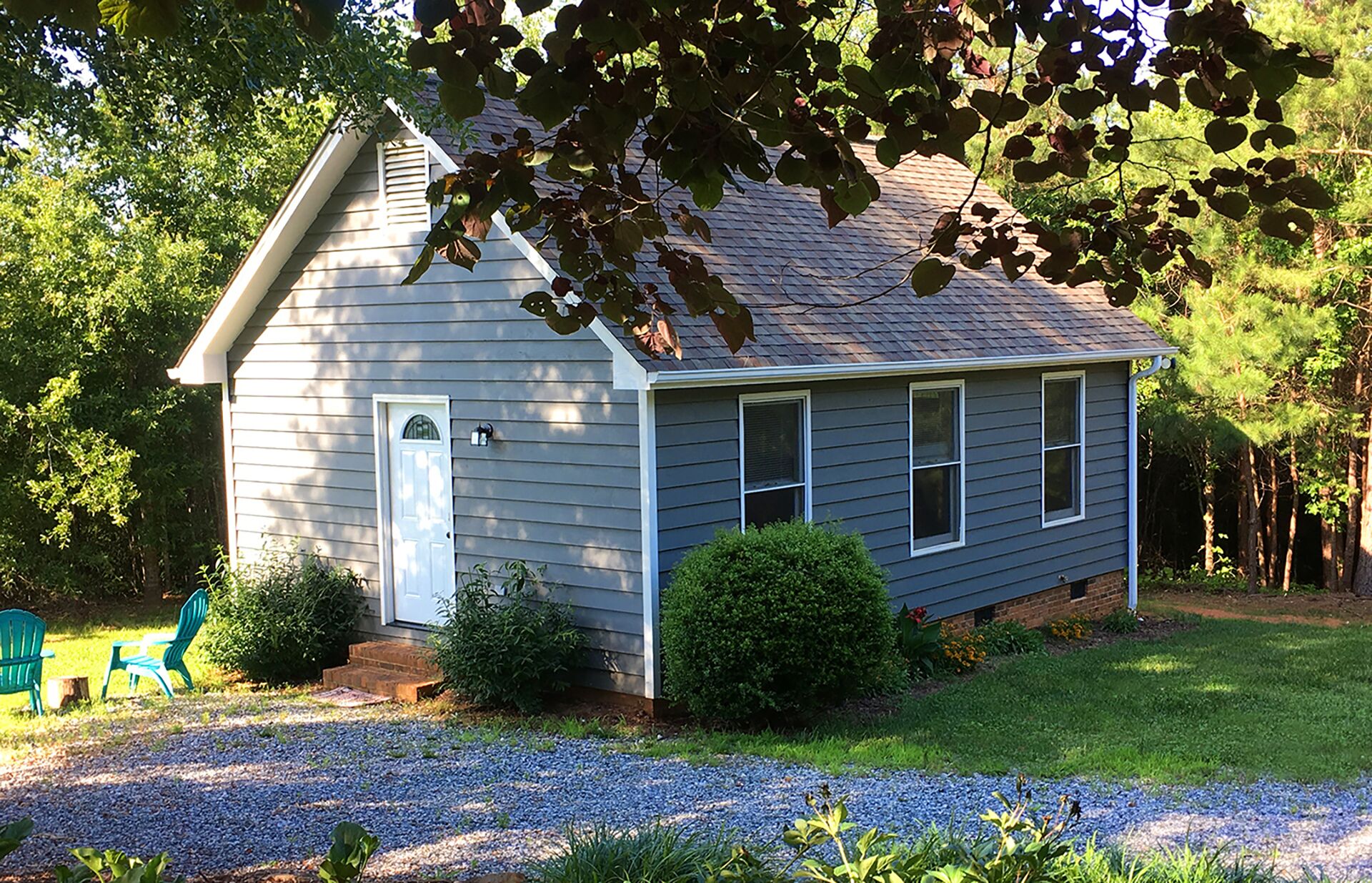 Cozy Cottage on 15 Acres of Forest Land.  15 min from  the TIEC