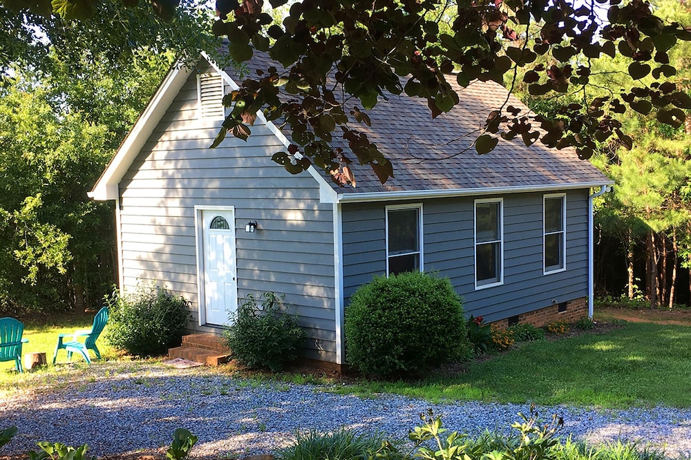 Cozy Cottage on 15 Acres of Forest Land. 15 min from the TIEC