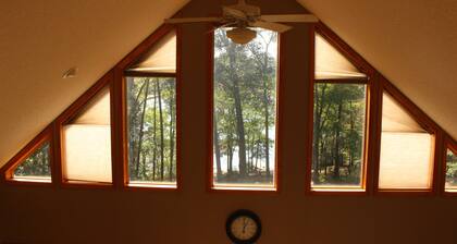 Heron Landing: Escape to Lake Mayo.
Private cove, where nature abounds!