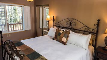 8 soverom, skrivebord, strykejern/-brett og reiseseng for barn