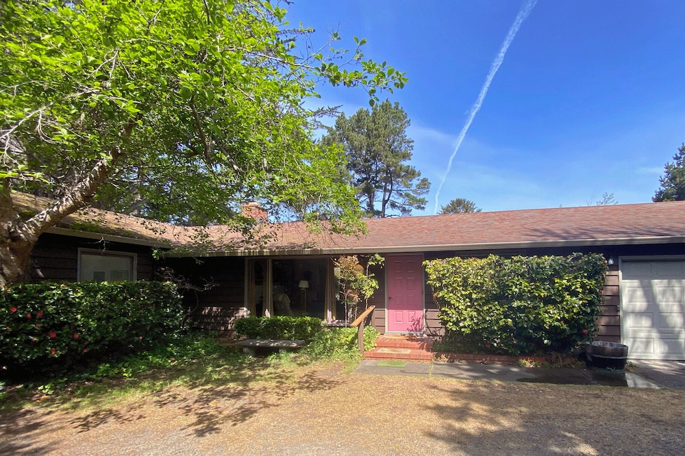 Taylor's Grove -An Eclectic Garden Home