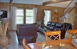 Smart-tv, eldstad, dvd-spelare och bordsfotboll