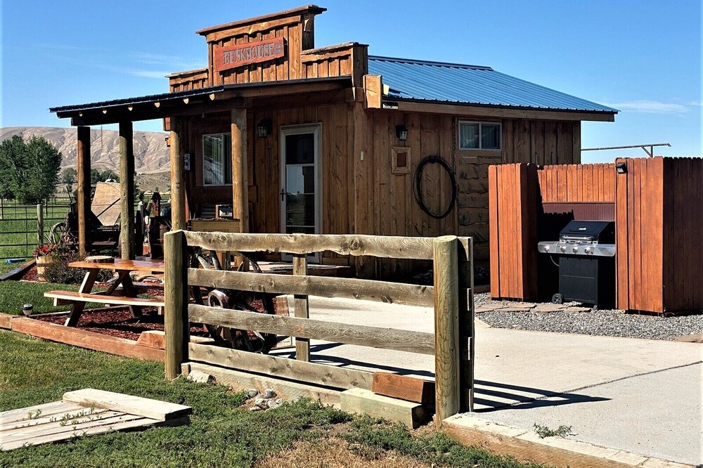 The Bunkhouse: Mountain views, solitude, close to town and many western sights.