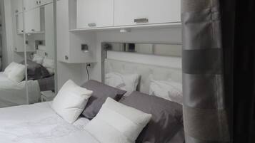 1 slaapkamer, een kluis op de kamer, een strijkplank/strijkijzer