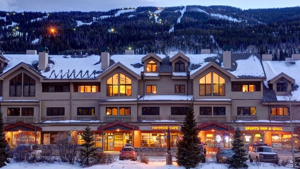 A hotel with multiple dining options, including a cafe and a sports bar & grill.