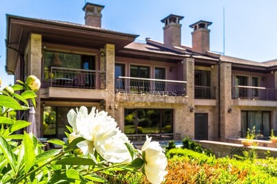 Beautiful Villa Pranamaya Green, amazing view just at the foot of Vitosha moutai