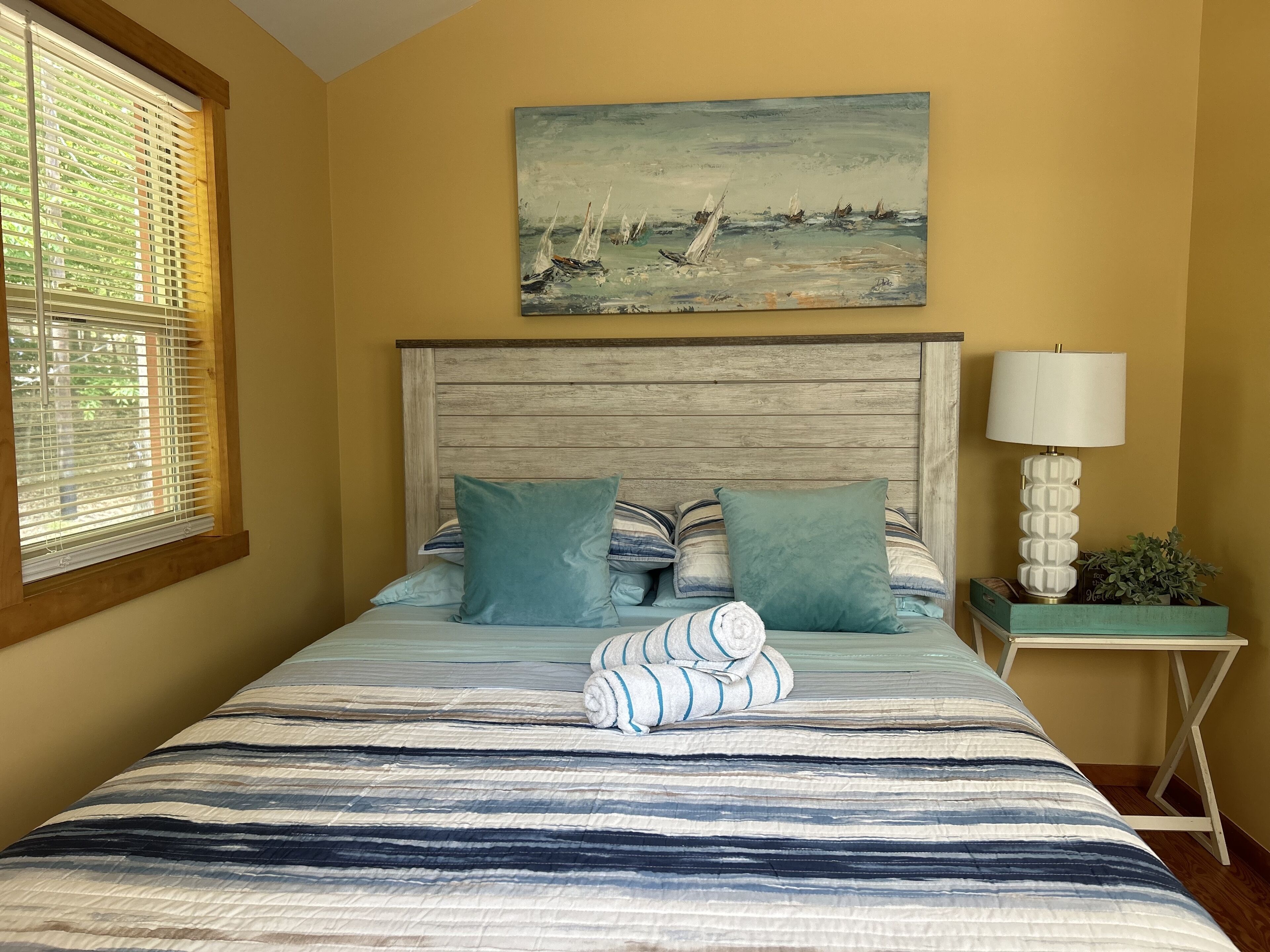 Lake Wallenpaupack water front, hot tub, boat dock, kayaks, pontoon boat, swings