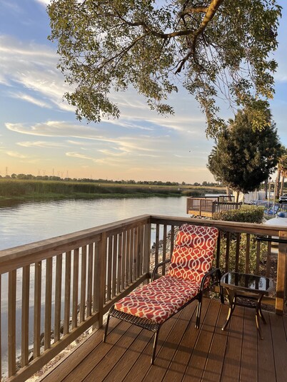 Deluxe "Riverside" Vacation rental in private marina on the California Delta