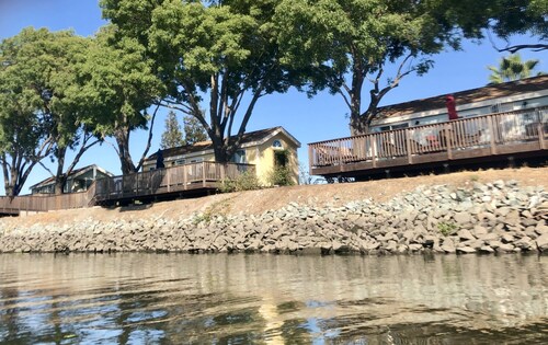 Deluxe "Riverside" Vacation rental in private marina on the California Delta